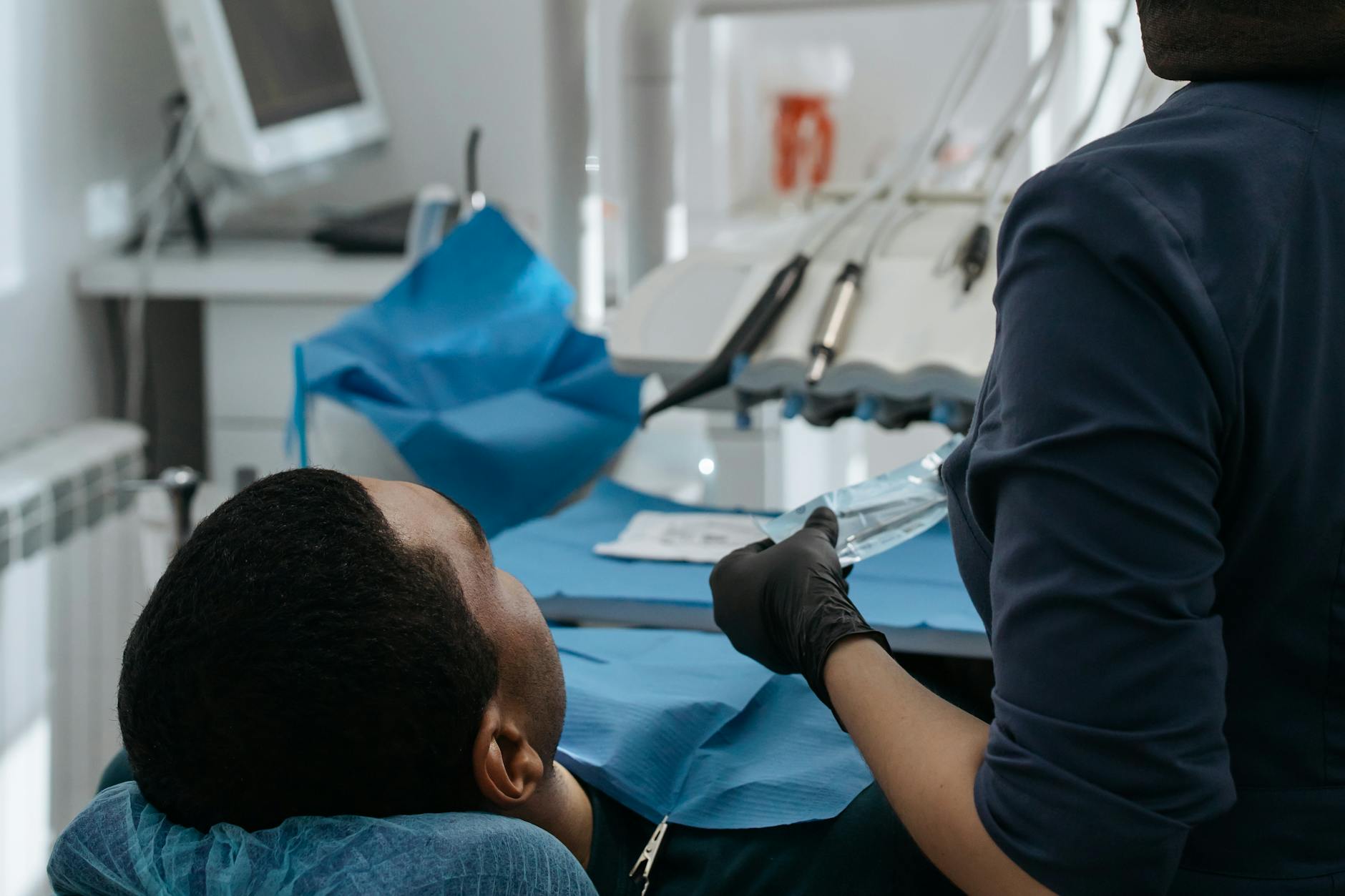 Dentysta bada dziecko na fotelu w nowoczesnym gabinecie ortodontycznym