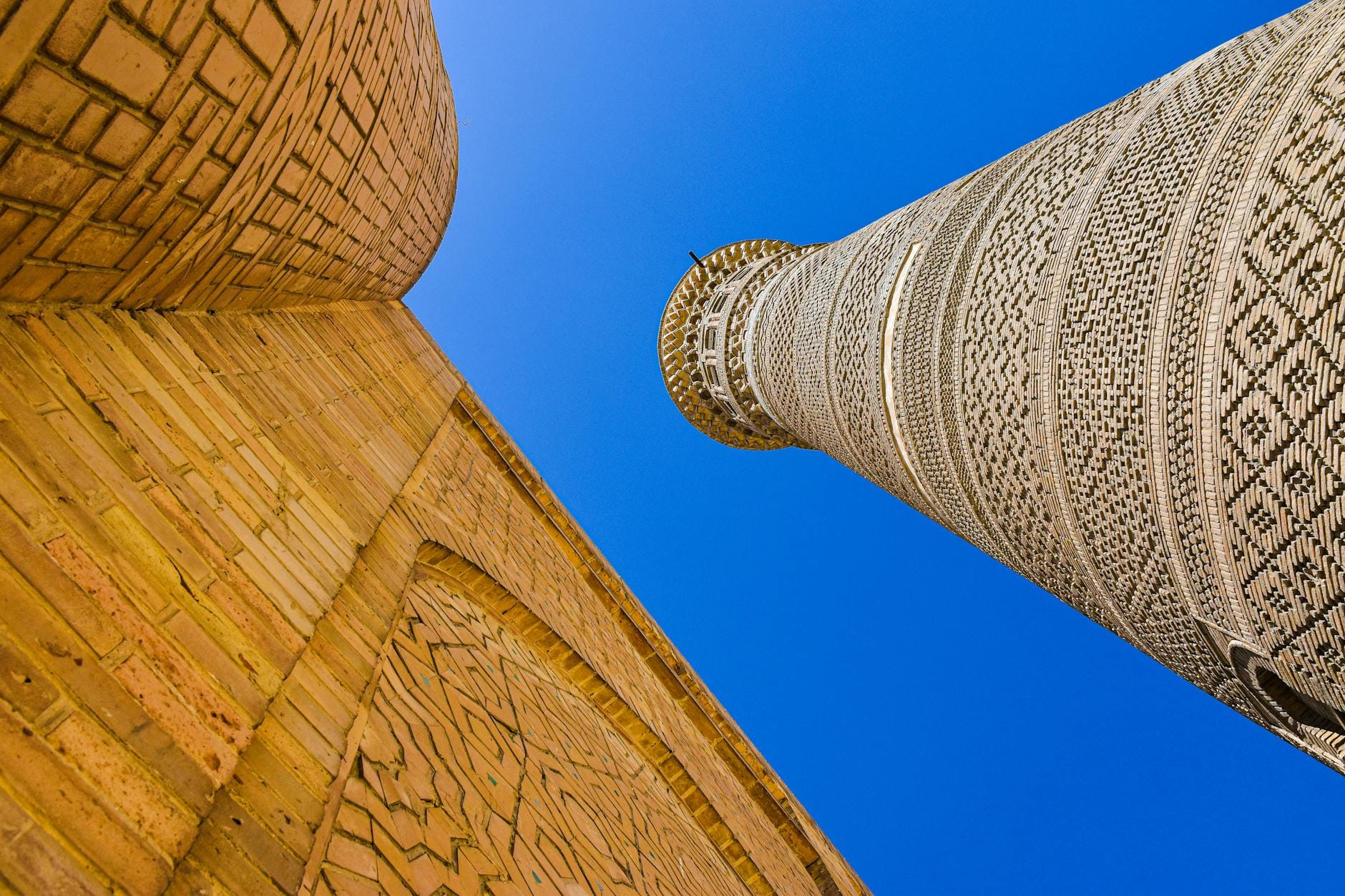 Wysoki minaret Po-i-Kalyan na tle czystego błękitnego nieba