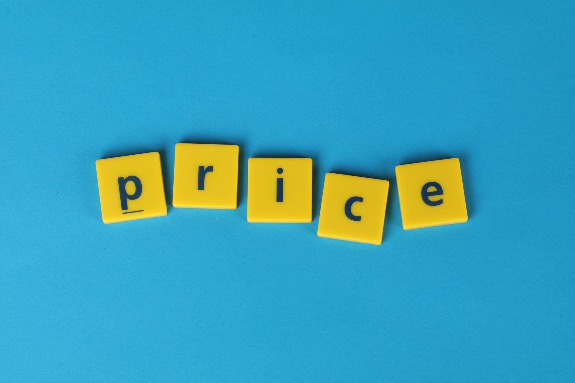 Jak zbudować skuteczną strategię cenową w e-commerce i na marketplace’ach Żółte kostki z napisem price na niebieskim tle