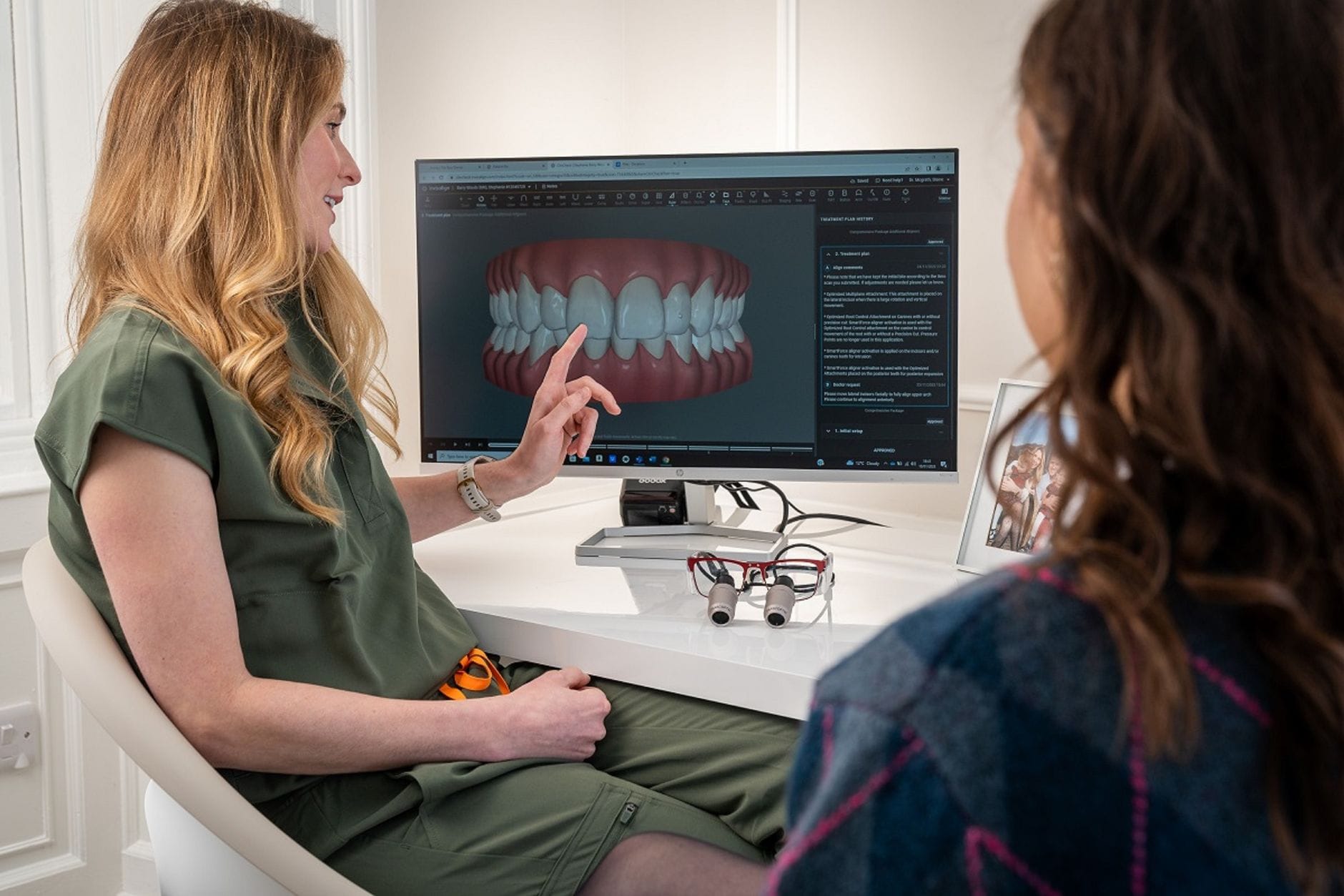 Aparat samoligaturujący czy jest szybszy wygodniejszy i droższy od klasycznego metalowego Dentysta pokazuje pacjentowi model zębów podczas konsultacji ortodontycznej